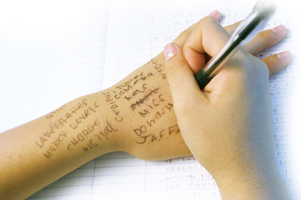 Immagine: una persona prende appunti scrivendoli sulle mani