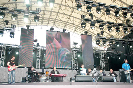Esibizione dei ragazzi della band sul palco del concerto del 1° maggio