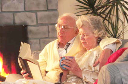 Immagine: anziana coppia sul divano