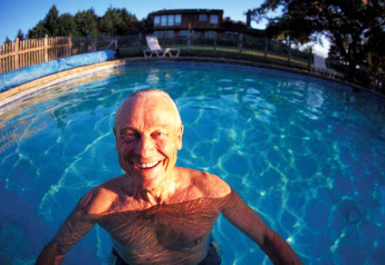 Immagine: persona anziana in piscina